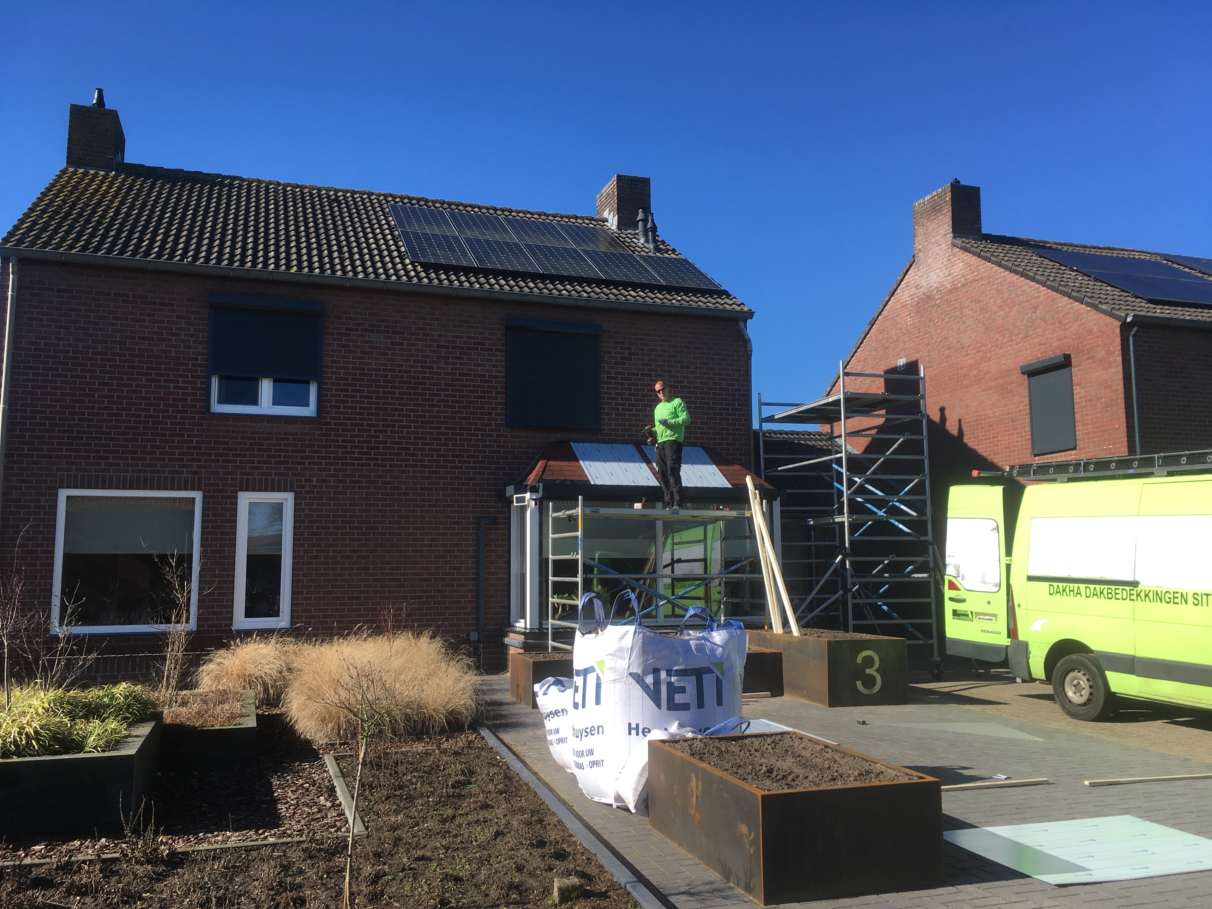 Tijdens: de werkzaamheden beginnen bij de erker